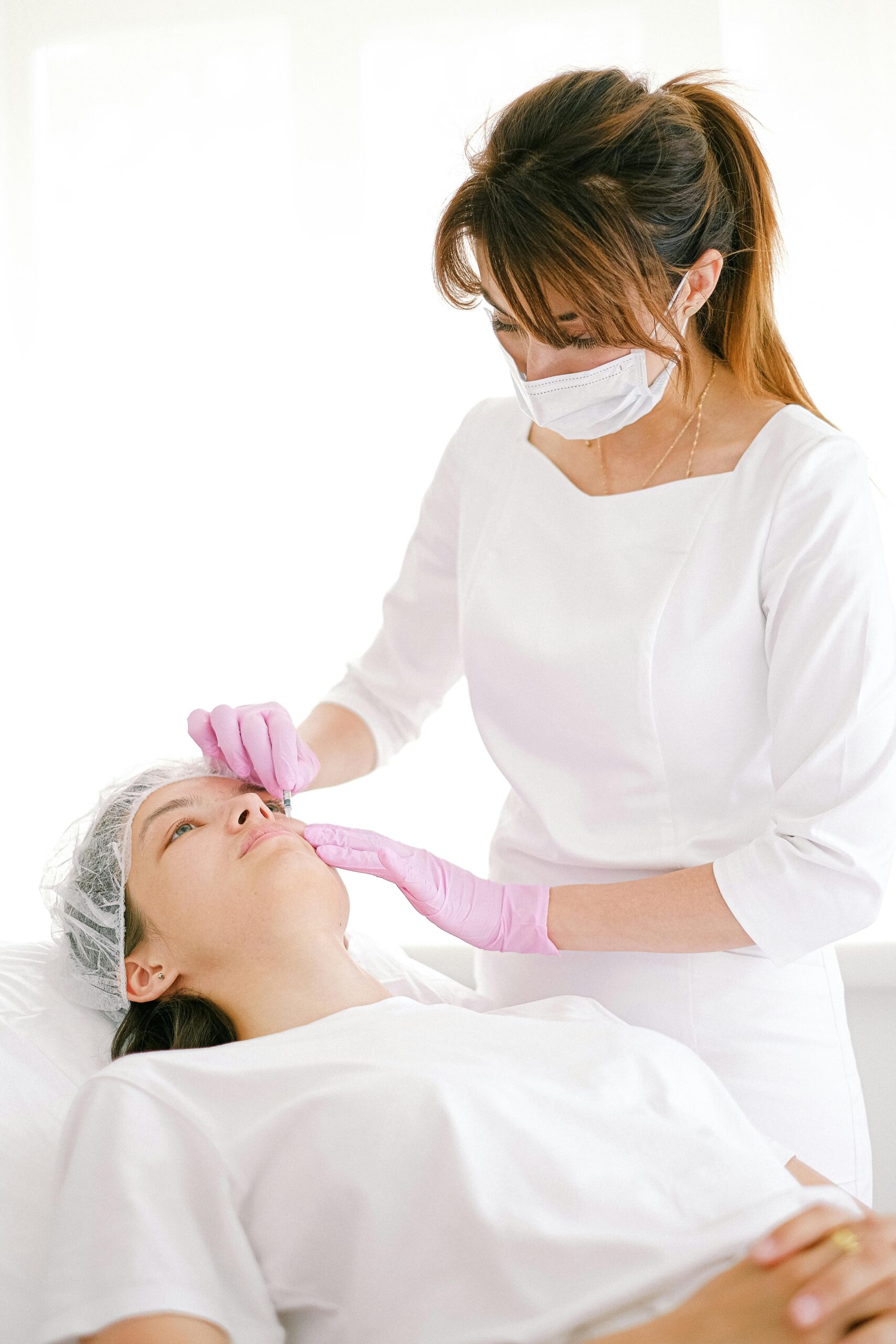 mujer recibiendo tratamiento facial