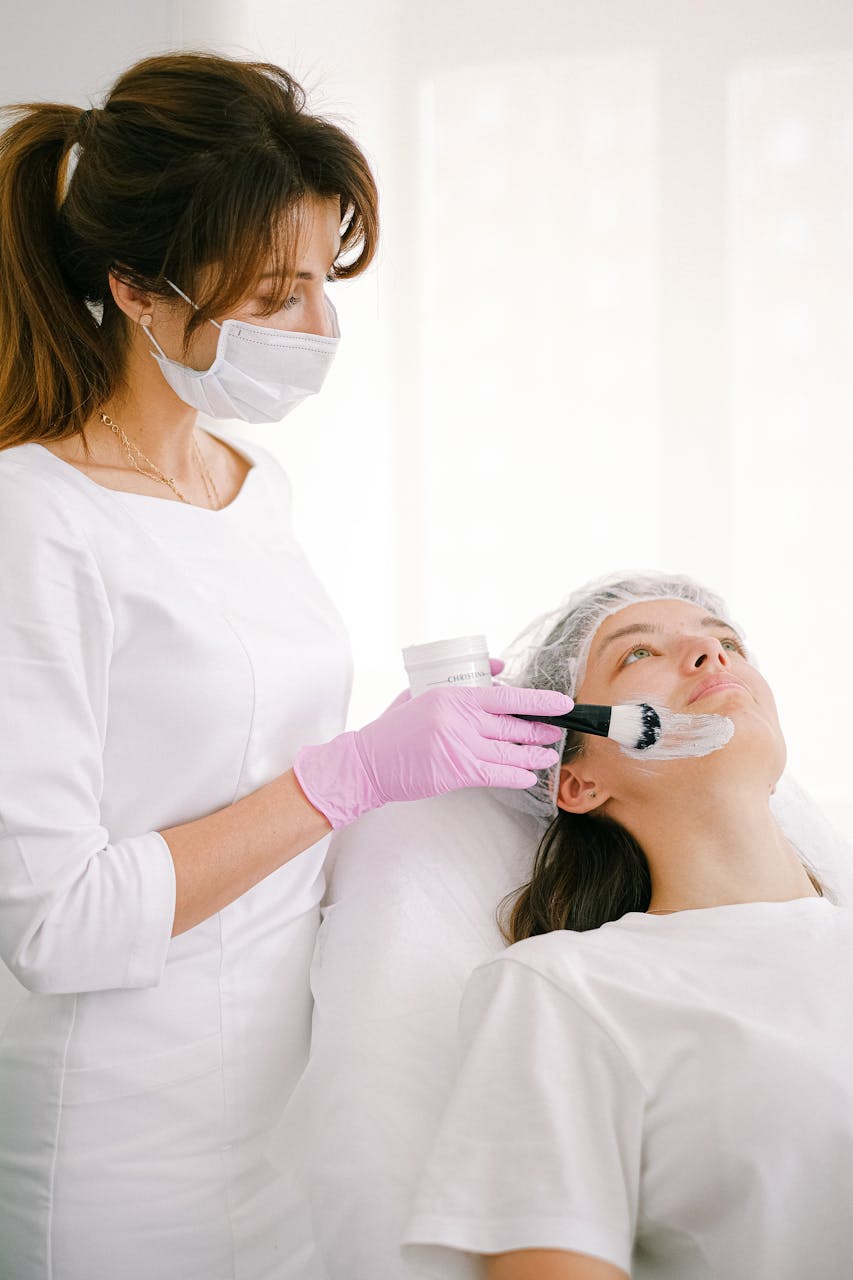 mujer recibiendo tratamiento facial
