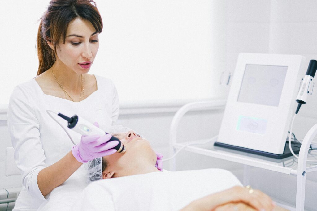 Chica recibiendo tratamiento facial